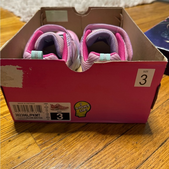 Brand New in Box. Girl’s Size 3Y Skechers - Picture 3 of 3